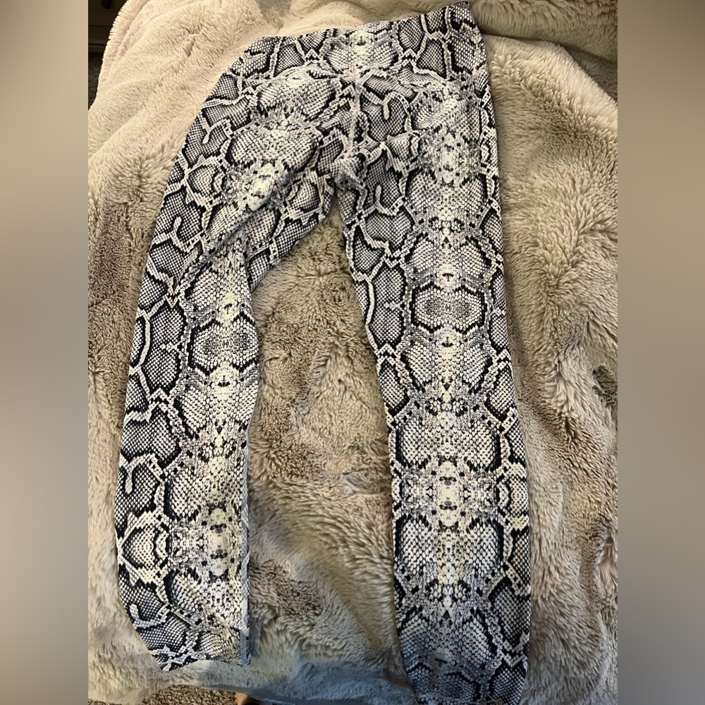 Brand new Varley high rise small 25 black, white, grey python print leggings